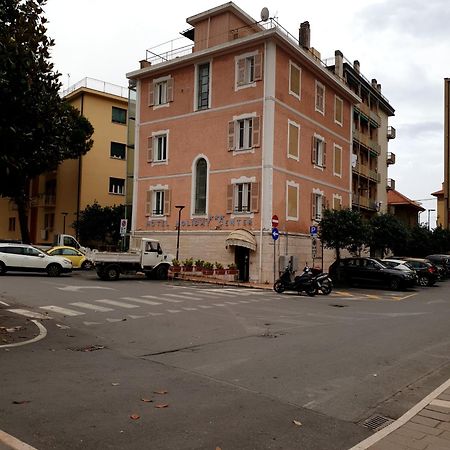 Piccolo Hotel Holiday Center Finale Ligure Exterior foto